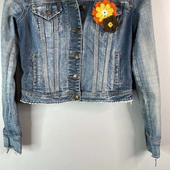 GARAGE Crop Jean Jacket Upcycled Fray Trim Crochet Flower Appliqué Blue Boho S - Picture 4 of 12